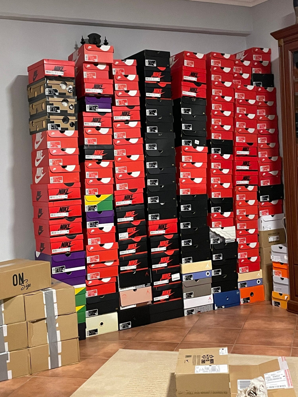 Plafonig érő sneakerdoboz-oszlopok egy szoba sarkában