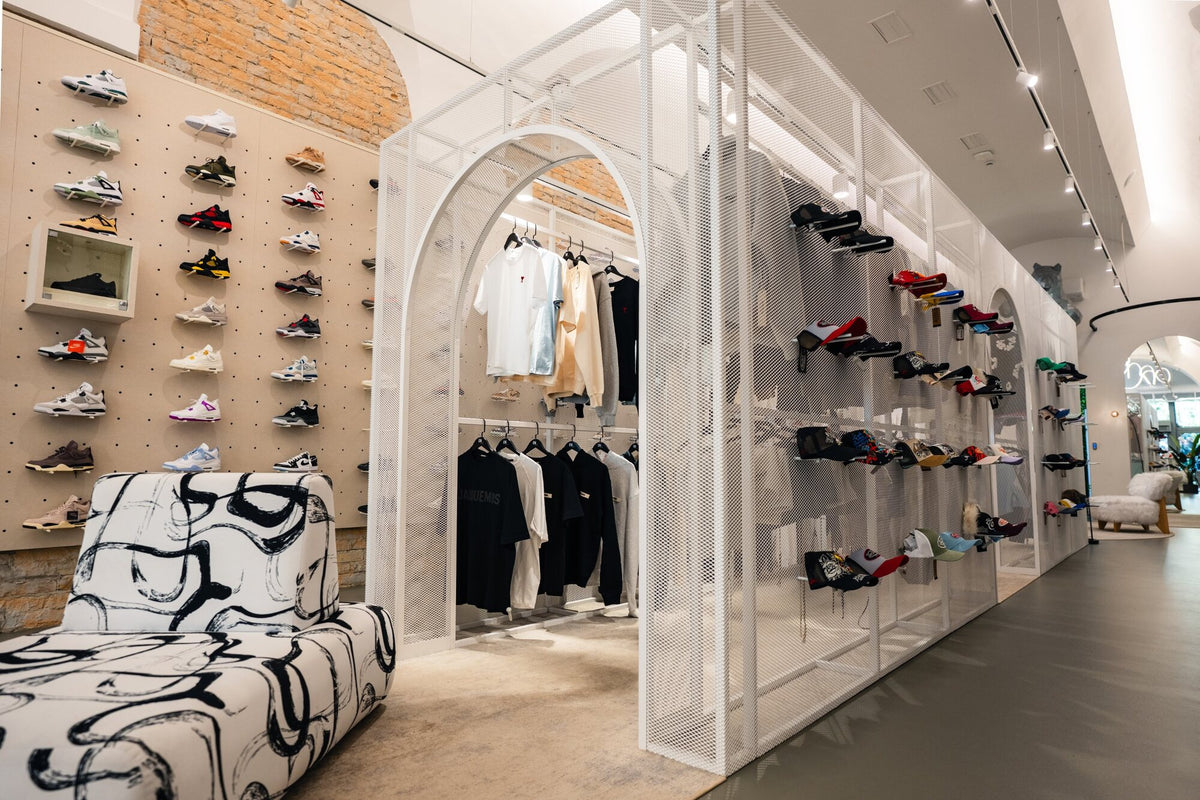 Fehér rácsos ruhakabin streetwear darabokkal és sapkákkal